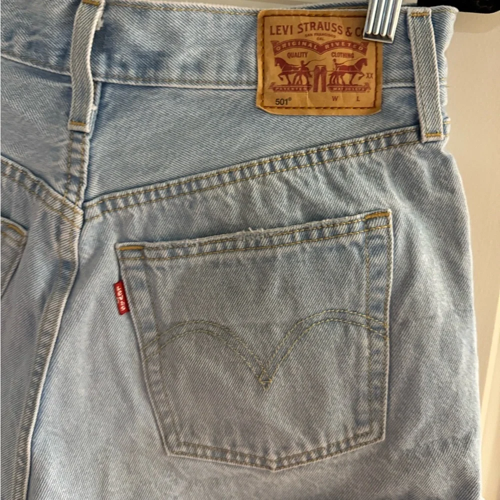 Levi’s 501 Jean Shorts Light Wash - Picture 6 of 7